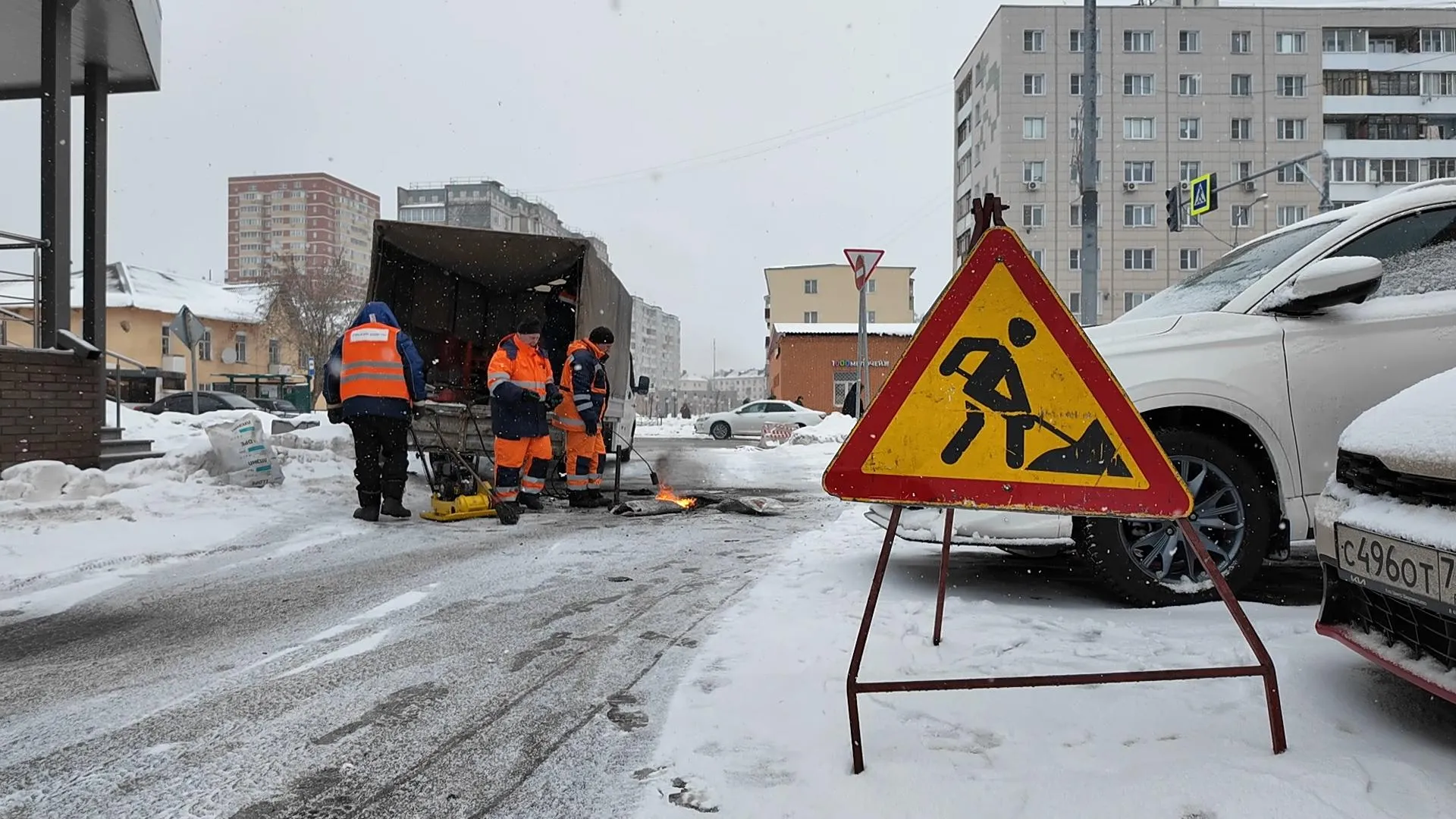 В Клину ежедневно устраняют до 15 ям на дорогах
