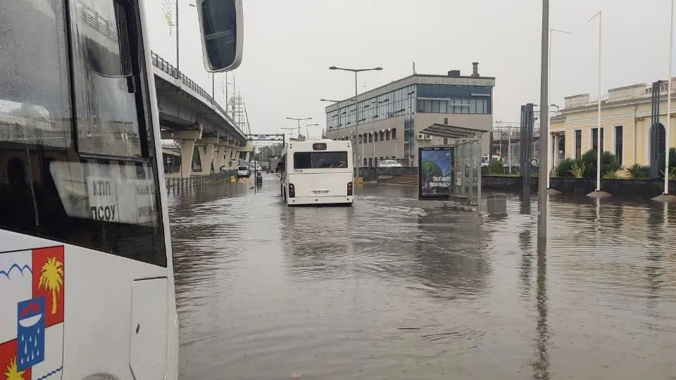 Улицы Сочи ушли под воду после мощного ливня