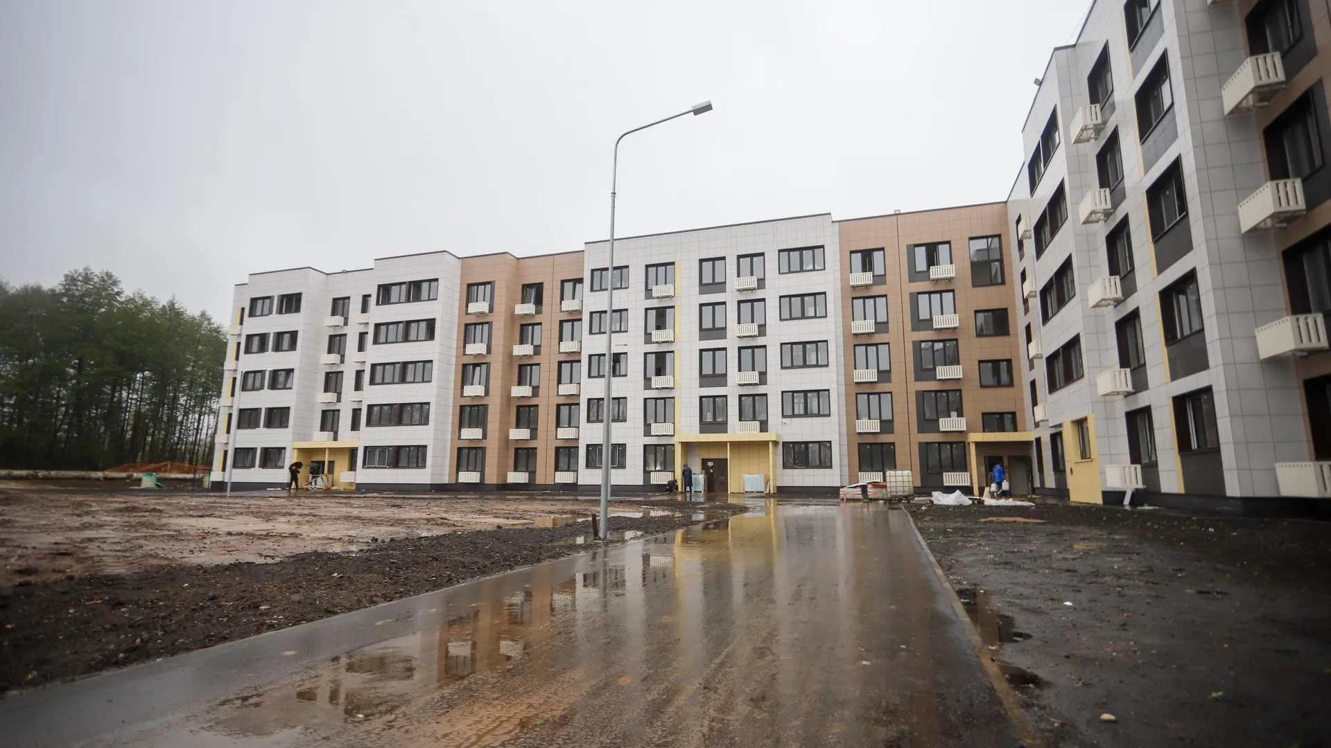 В Рошале завершается благоустройство площади и возведение дома для переселенцев