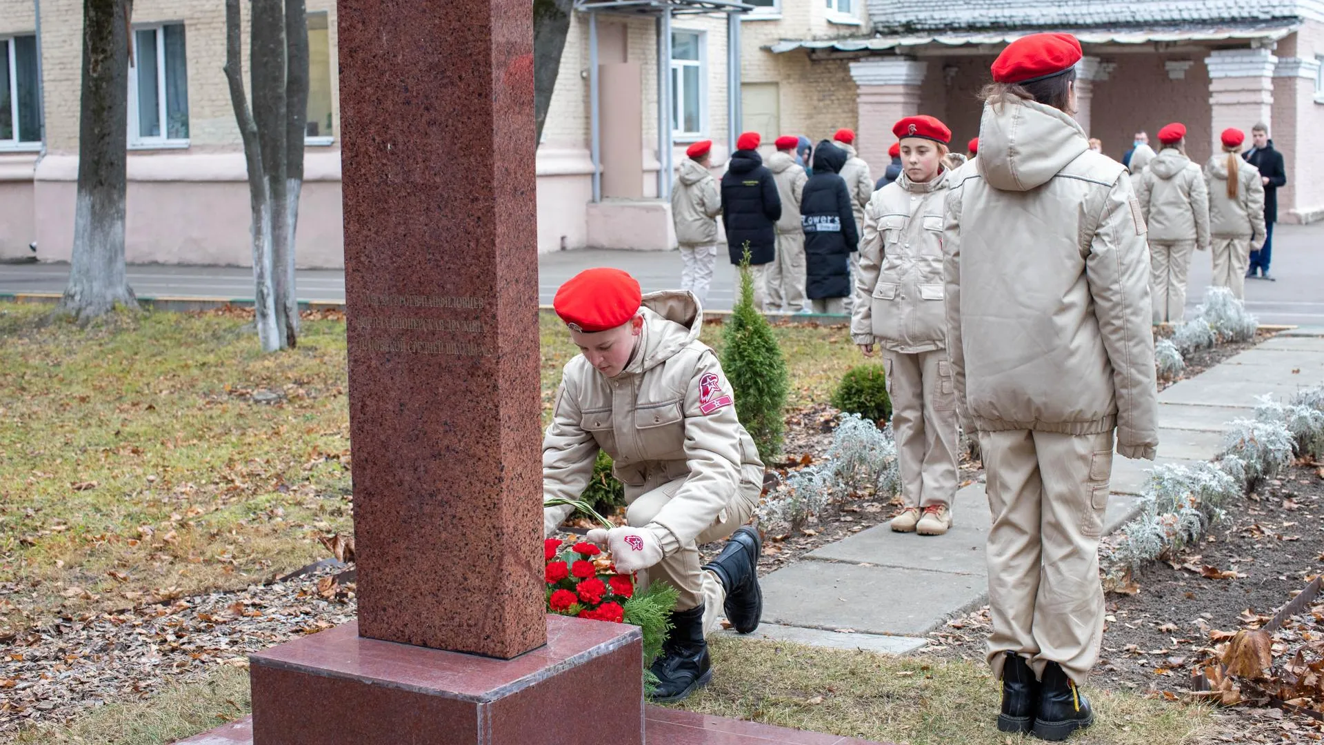 Юнармейцы Подольска возложили цветы к памятнику героям‑панфиловцам