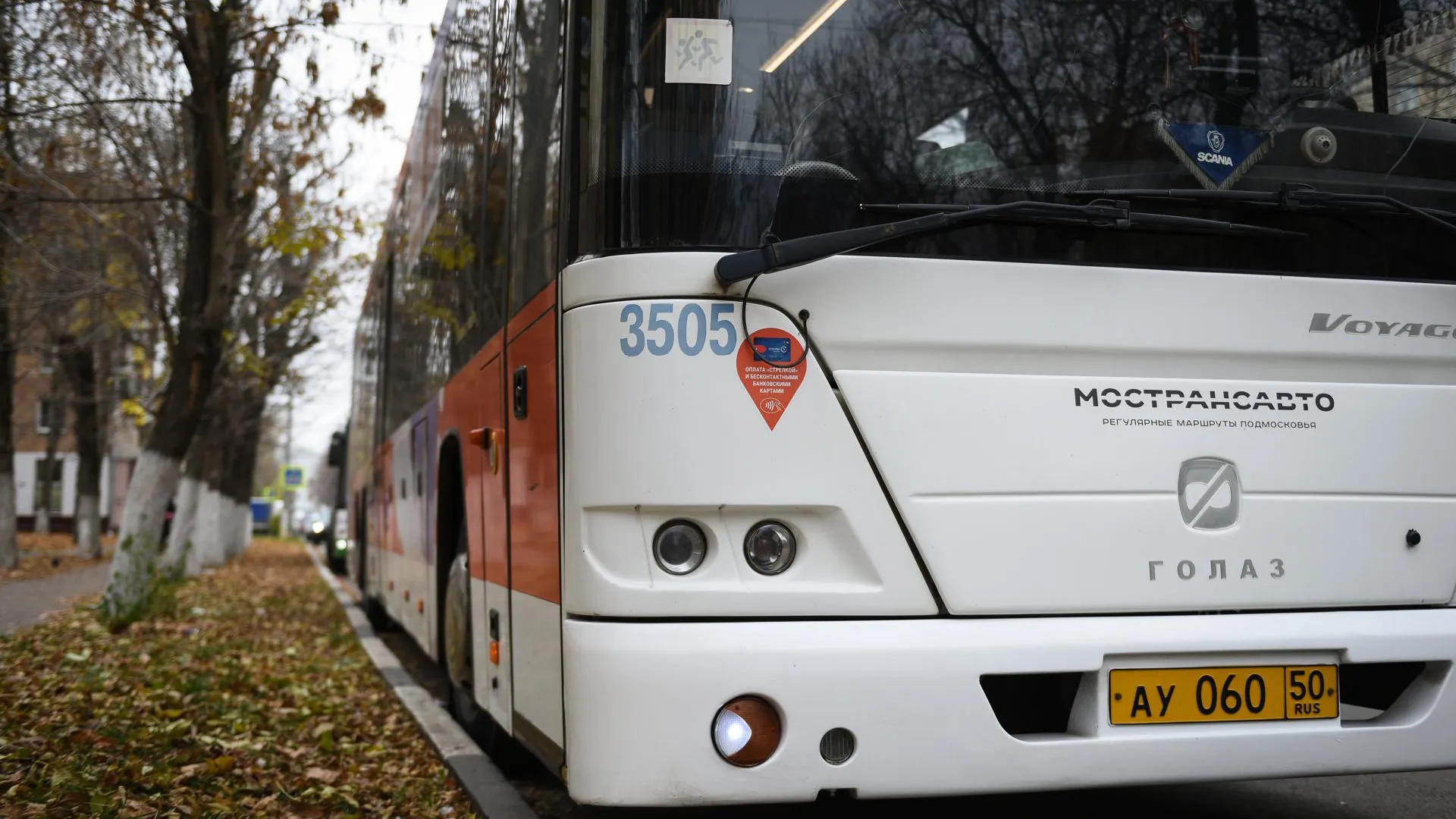 Компенсационные автобусы развезут пассажиров на участке МЖД, где вагоны сошли с рельс