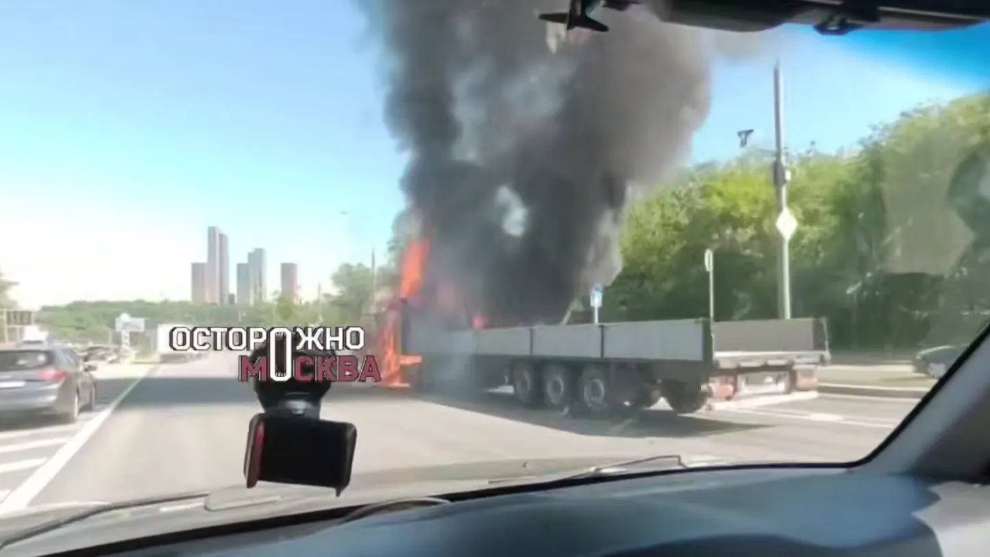 Клубы черного дыма и взрывы: тягач пылает на Каширском шоссе