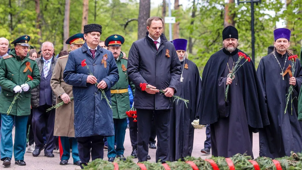 В День Победы у мемориальных комплексов в Красногорске почтили память героев