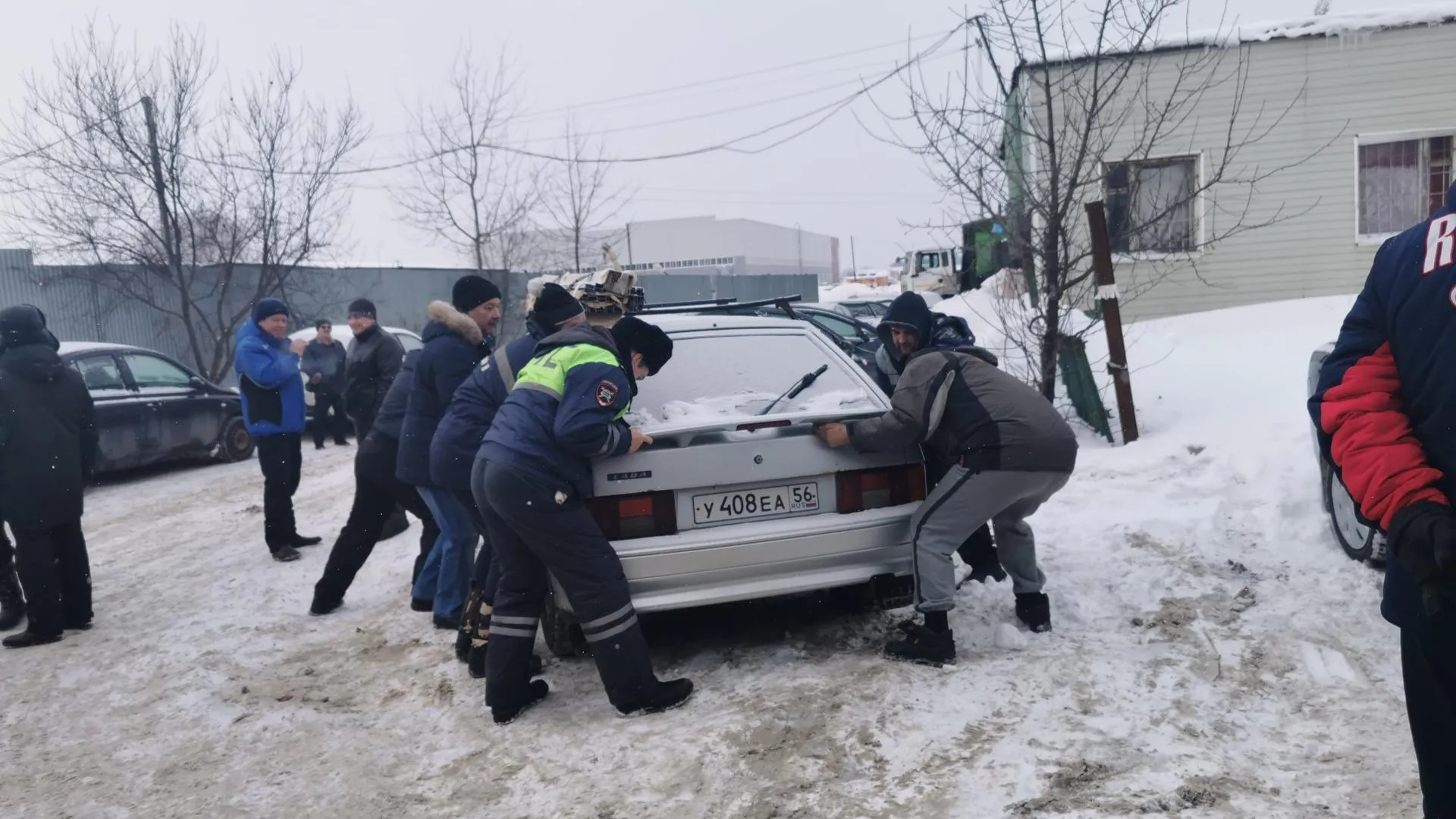 В Подольске вручную перетащили легковушку для проезда фуры
