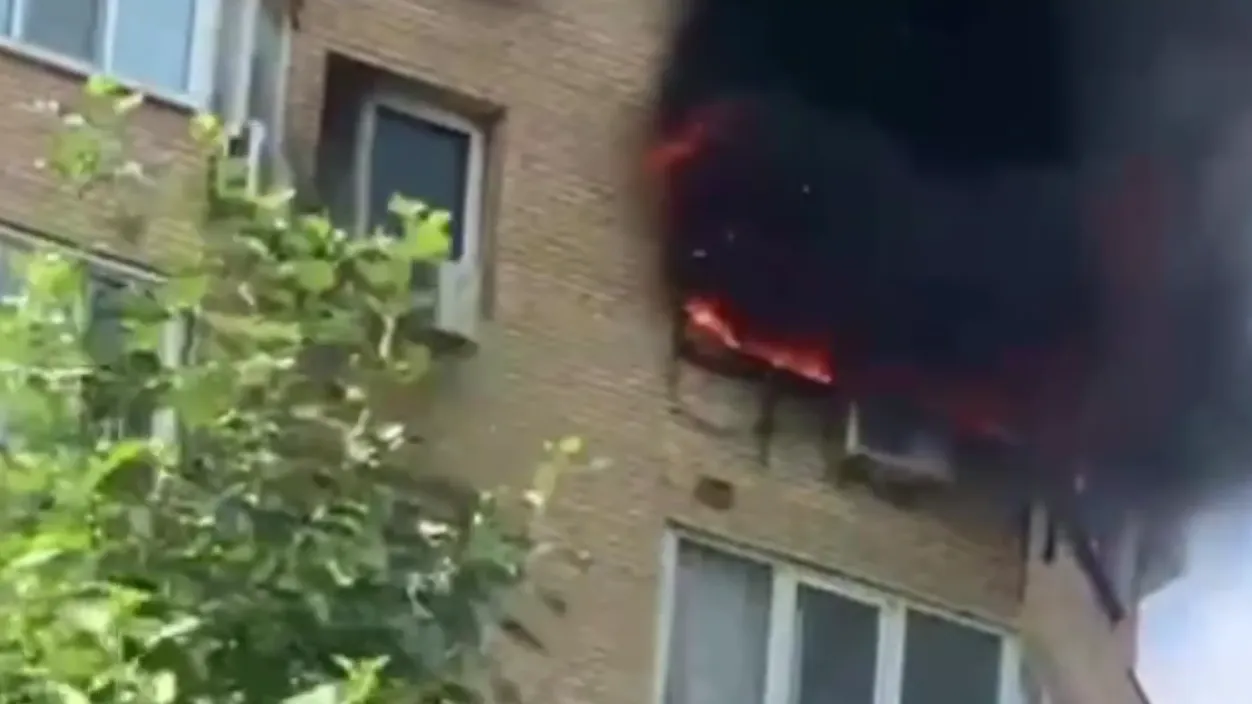 На юге Москвы произошел пожар в жилом доме
