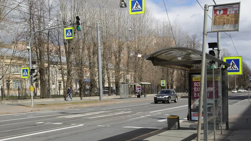 Пьяной в хлам петербурженке сломали лицо, пока она ждала автобус на Дыбенко