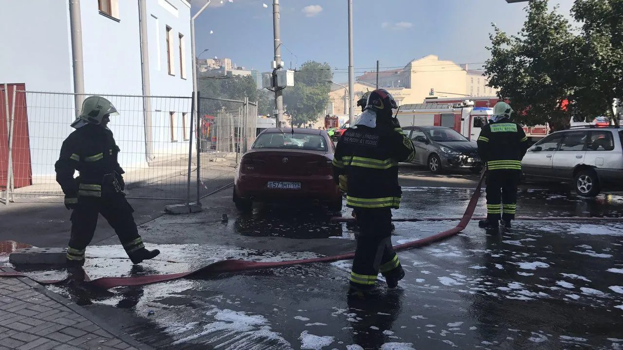 Пожарные ликвидировали возгорание автомобиля в микрорайоне Подольска