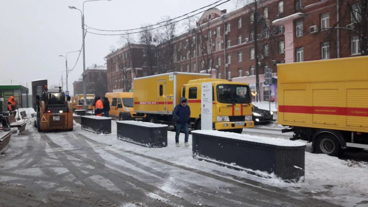 Полиция дежурит около временно закрытых станций московского метро