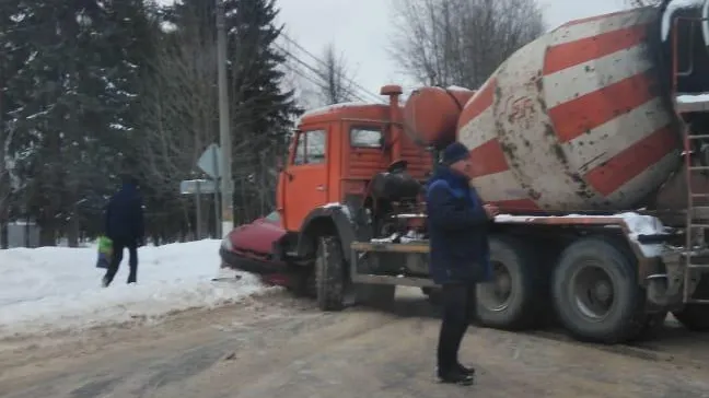 Водитель КамАЗа‑бетономешалки протаранил легковой автомобиль в поселке Подольска
