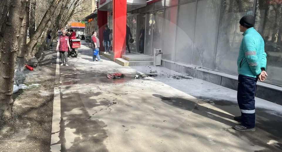Электроскутер взорвался и загорелся у курьера в столице