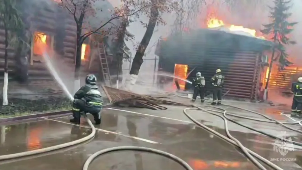 Вертолеты МЧС вылетели для тушения пожара в банном комплексе на востоке Москвы