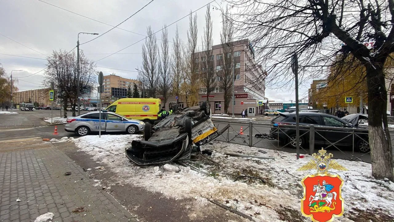Автомобиль такси перевернулся при ДТП в Серпухове. Пострадал водитель