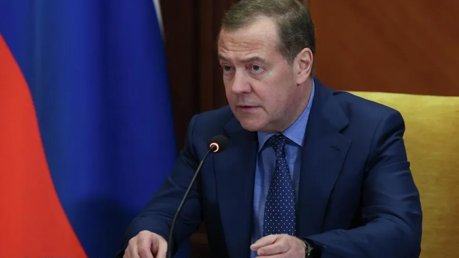 «Не пей пиво»: Медведев ответил Гашеку, боящемуся, что экс-президент «убьет» его