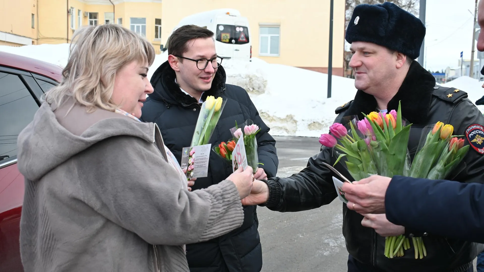В Луховицах автоледи поздравили с Международным женским днем