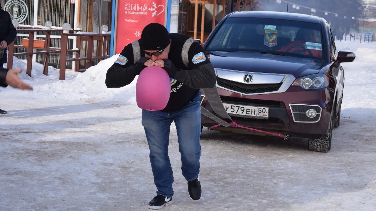 Автомобиль весом 2 тонны протянул спортсмен из Люберец на силовом шоу
