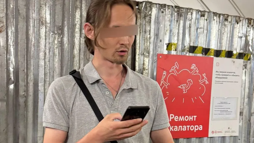 В метро Москвы мужчина снимал девушку под юбкой на эскалаторе