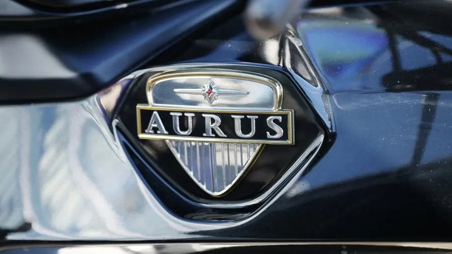 Рядом с Кремлем столкнулись правительственный Aurus и два Mercedes