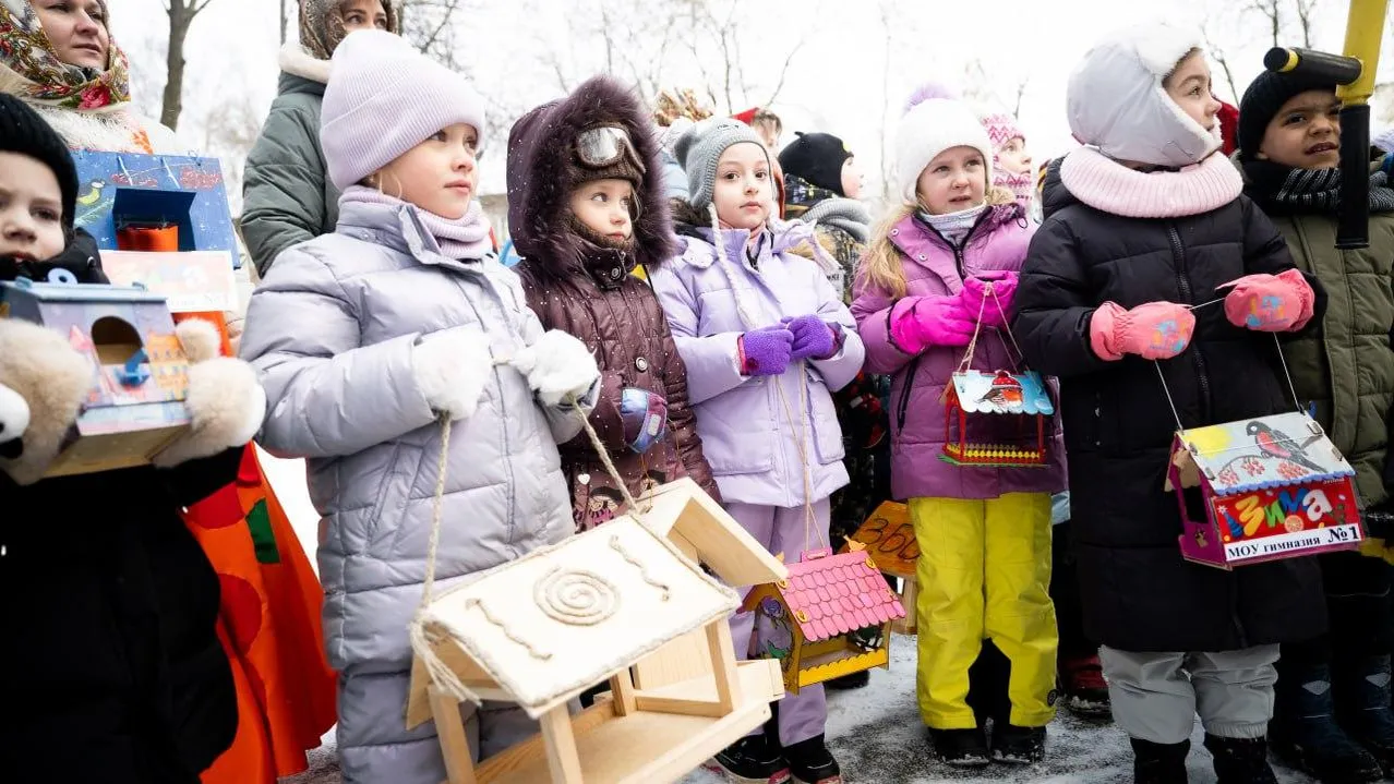 Порядка 150 кормушек для птиц изготовили и развесили в Люберцах в рамках экологической акции