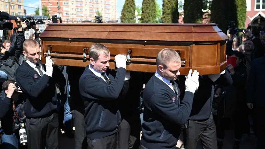 Гроб с телом модельера Вячеслава Зайцева доставили в собор в Щелкове