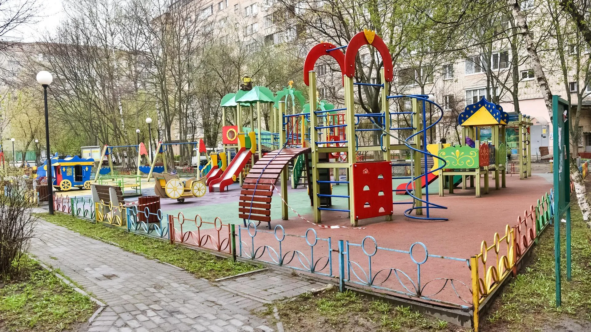 Замглавы Балашихи проверил уборку и содержание дворов в мкр Железнодорожный