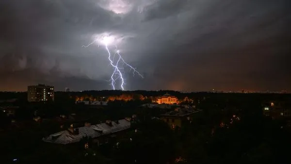 Жители Московского региона устроили фотоохоту на первую весеннюю грозу