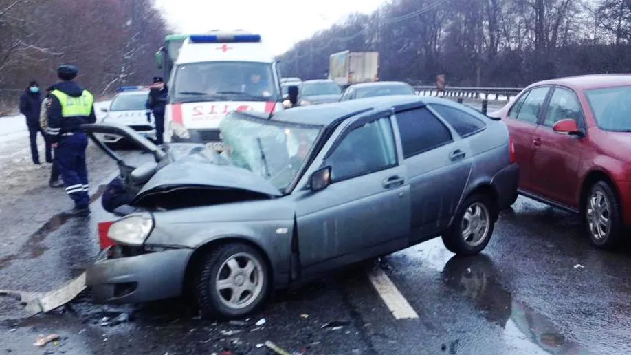 В Луховицах спасатели помогли выбраться мужчине, которого зажало в салоне авто после ДТП