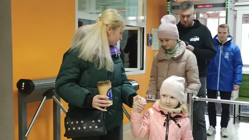 Единороссы Щелкова помогли добраться до избирательного участка семье из Донбасса