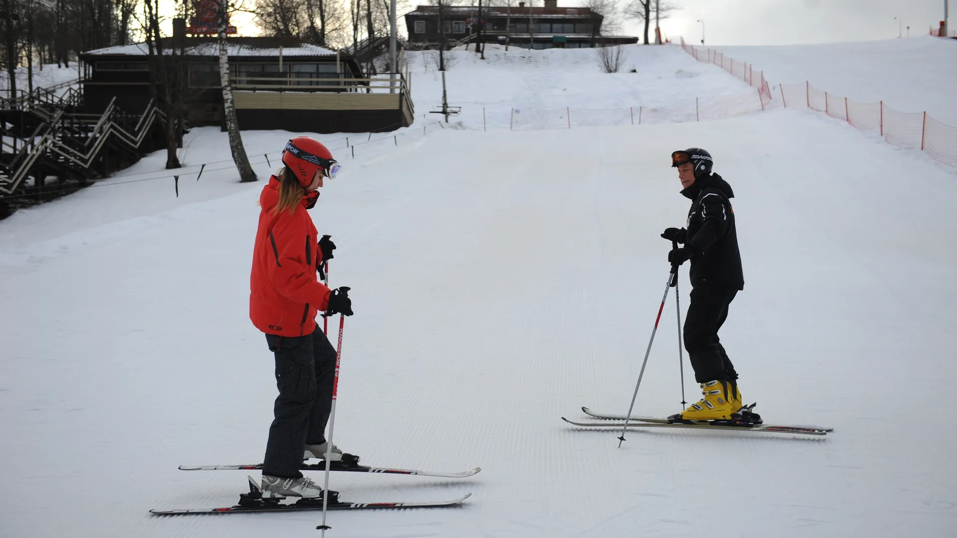 Туристы устроили экстремальный фрирайд в автопробке и по сугробам в Шерегеше