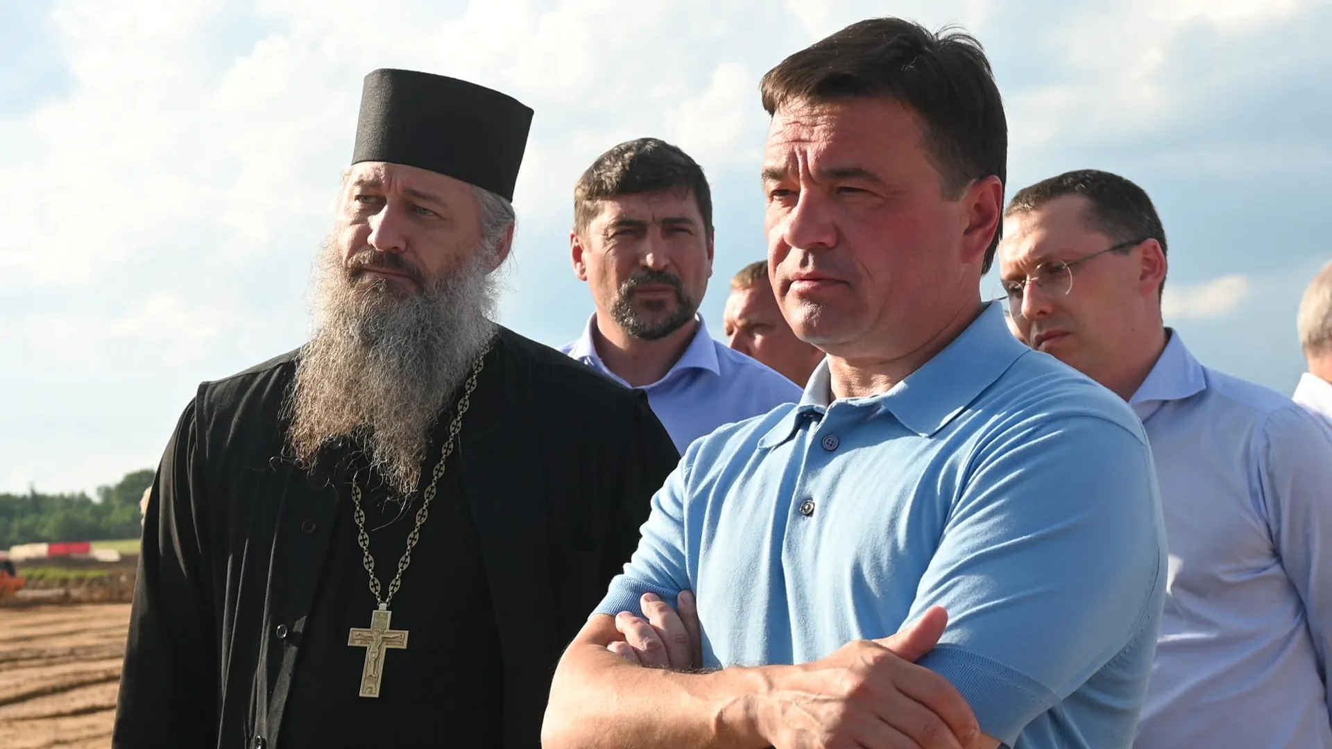 Андрей Воробьев проверил ход работ на автодороге к святому источнику «Гремячий ключ»