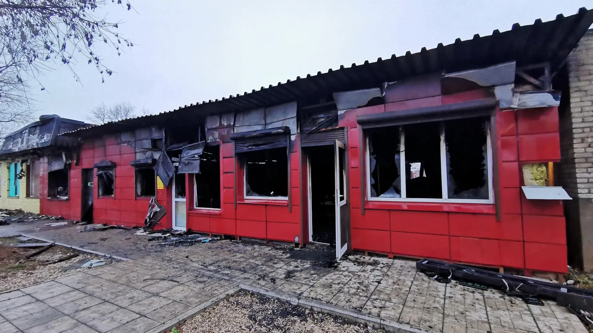 Пожар на площади 300 кв м произошел в бытовках в Подольске