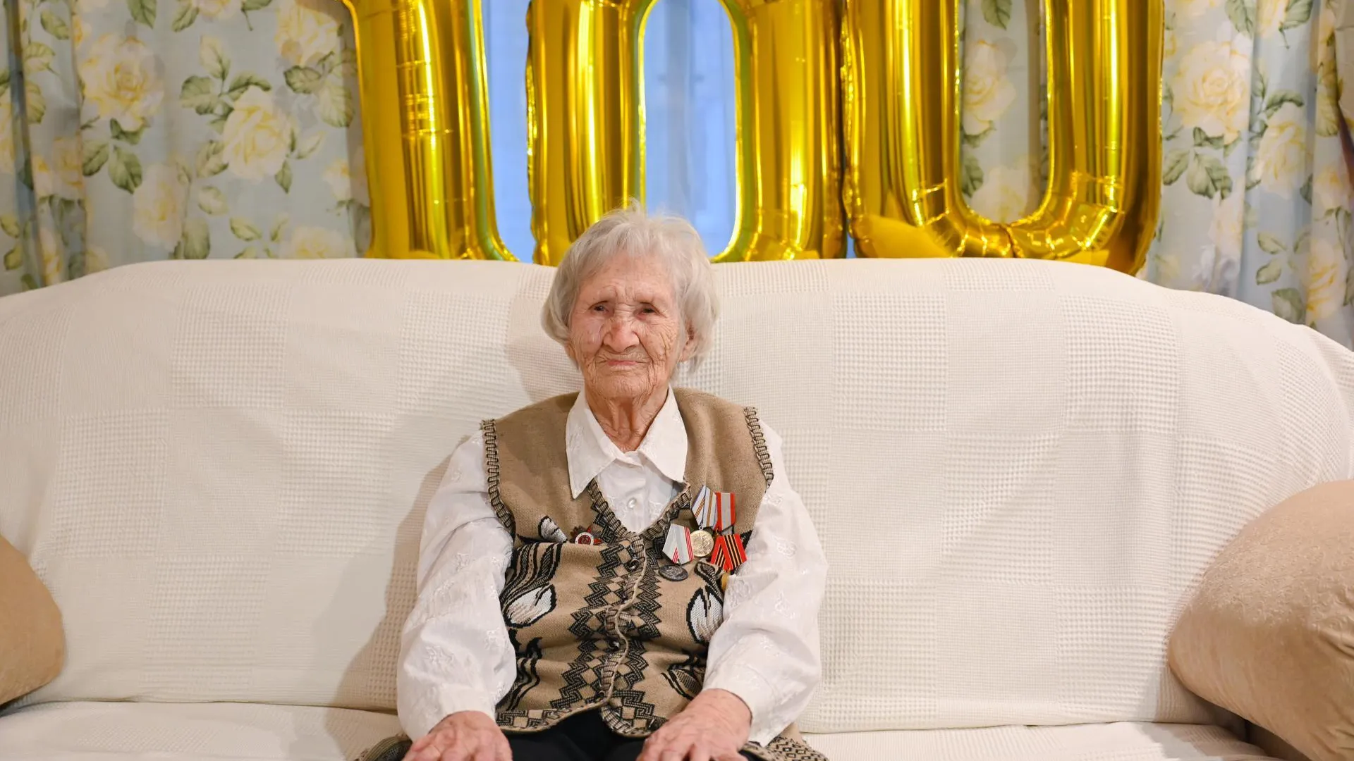 В Ленинском округе вручили знак «Почетного гражданина» 100-летней жительнице