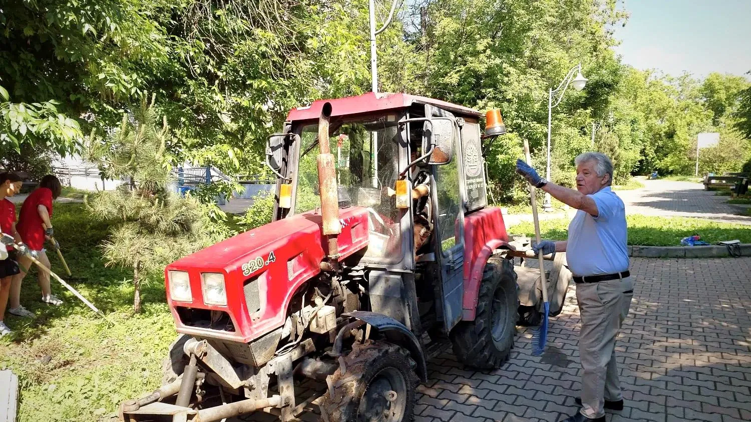 В Химках 10 июня провели экологический субботник на набережной