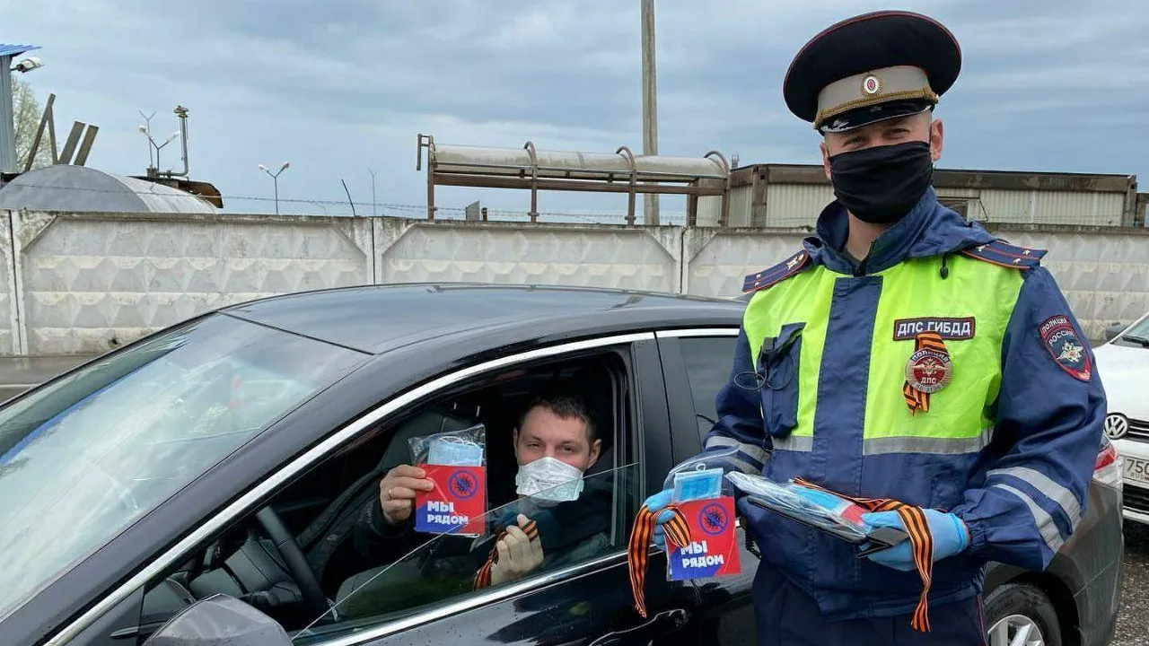 Водителям в Красногорске раздали георгиевские ленточки в преддверии 9 мая