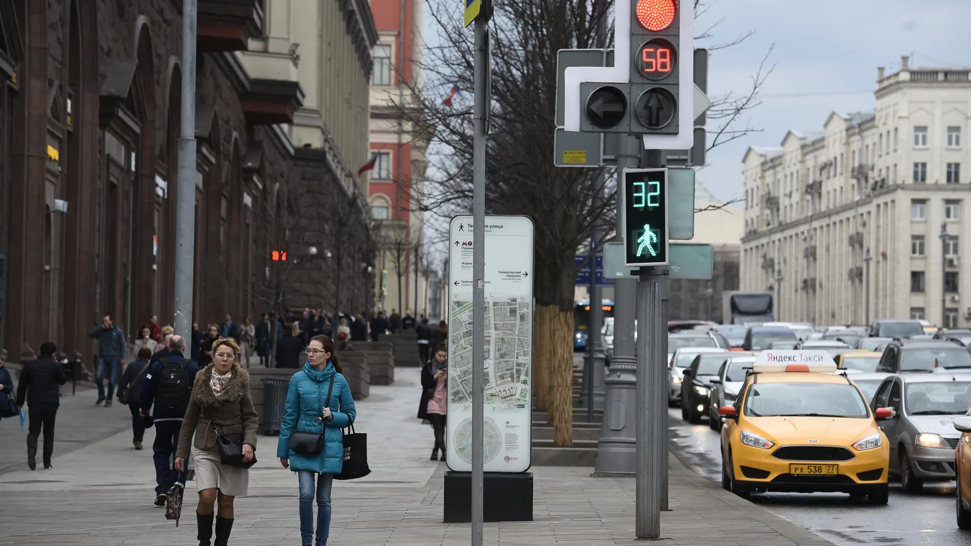 Фотовыставка «Огни Москвы» открылась на Тверском бульваре
