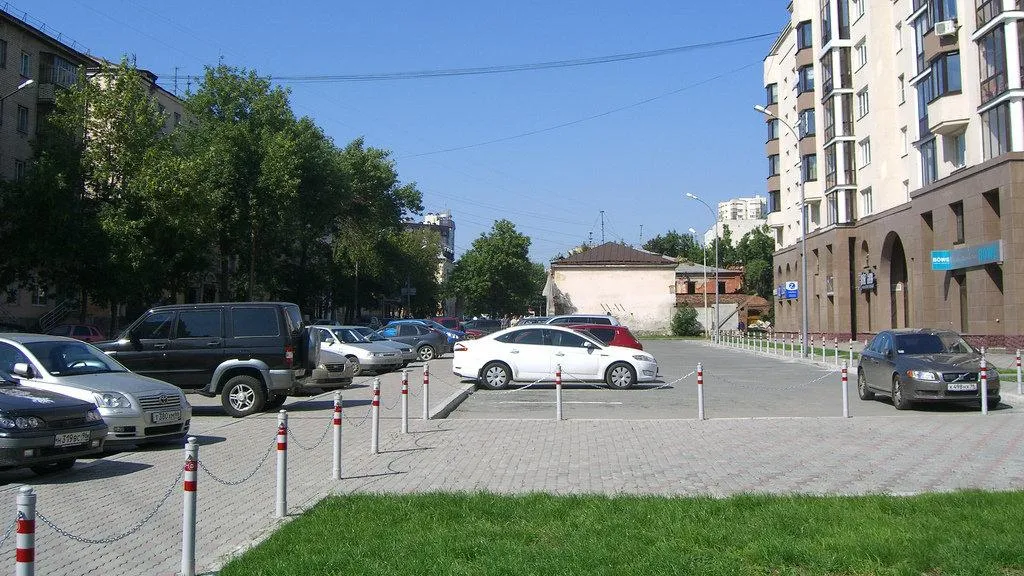 Порядка 30 машино‑мест оборудуют во дворе дома на Спортивной улице в Дзержинском