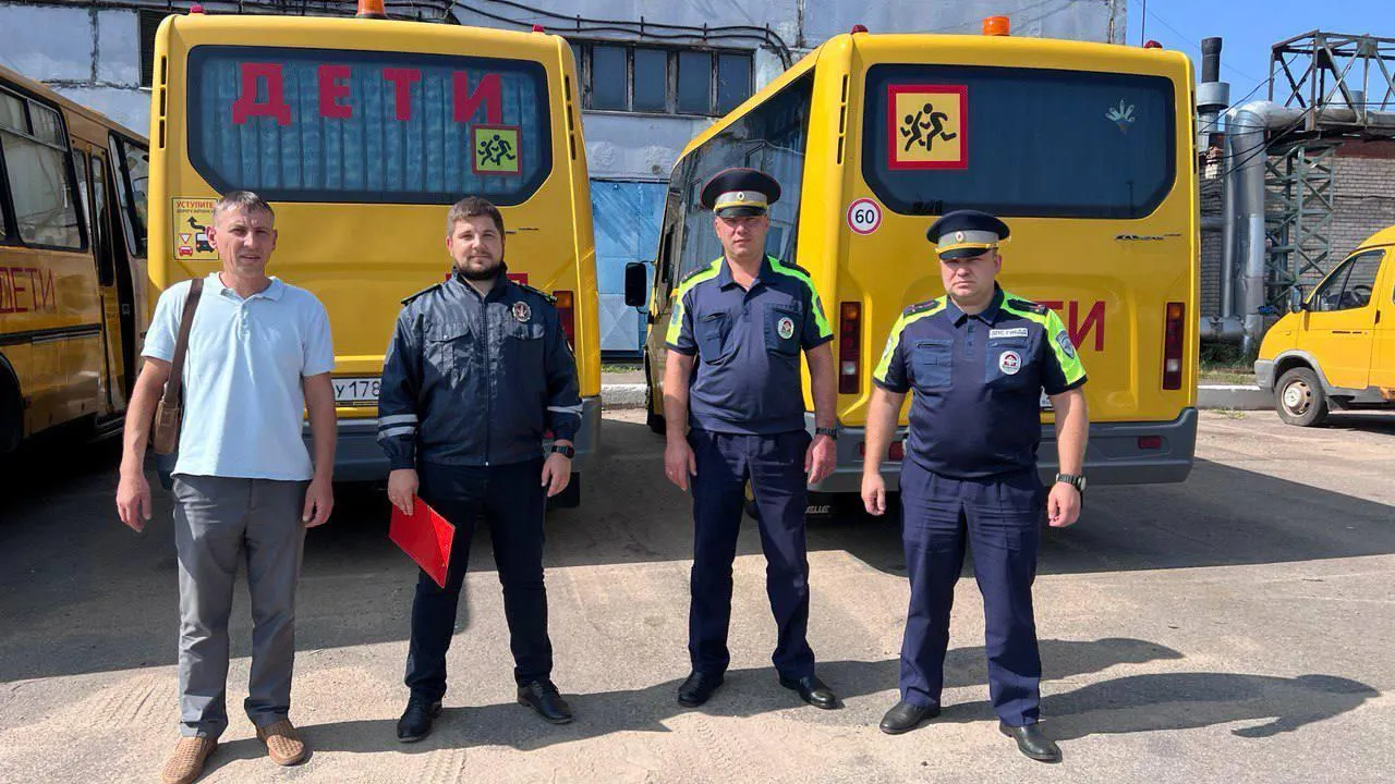 Сотрудники ГИБДД проверили школьные автобусы перед учебным годом