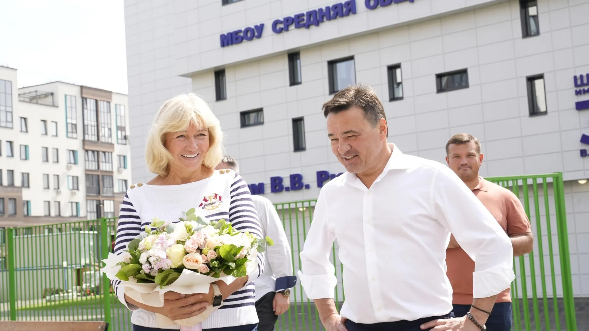 Андрей Воробьев проверил строительство нового образовательного комплекса в Мытищах