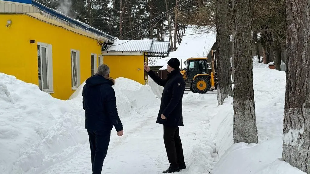 Депутат Ситников организовал уборку снега на территории семейного центра Люберец