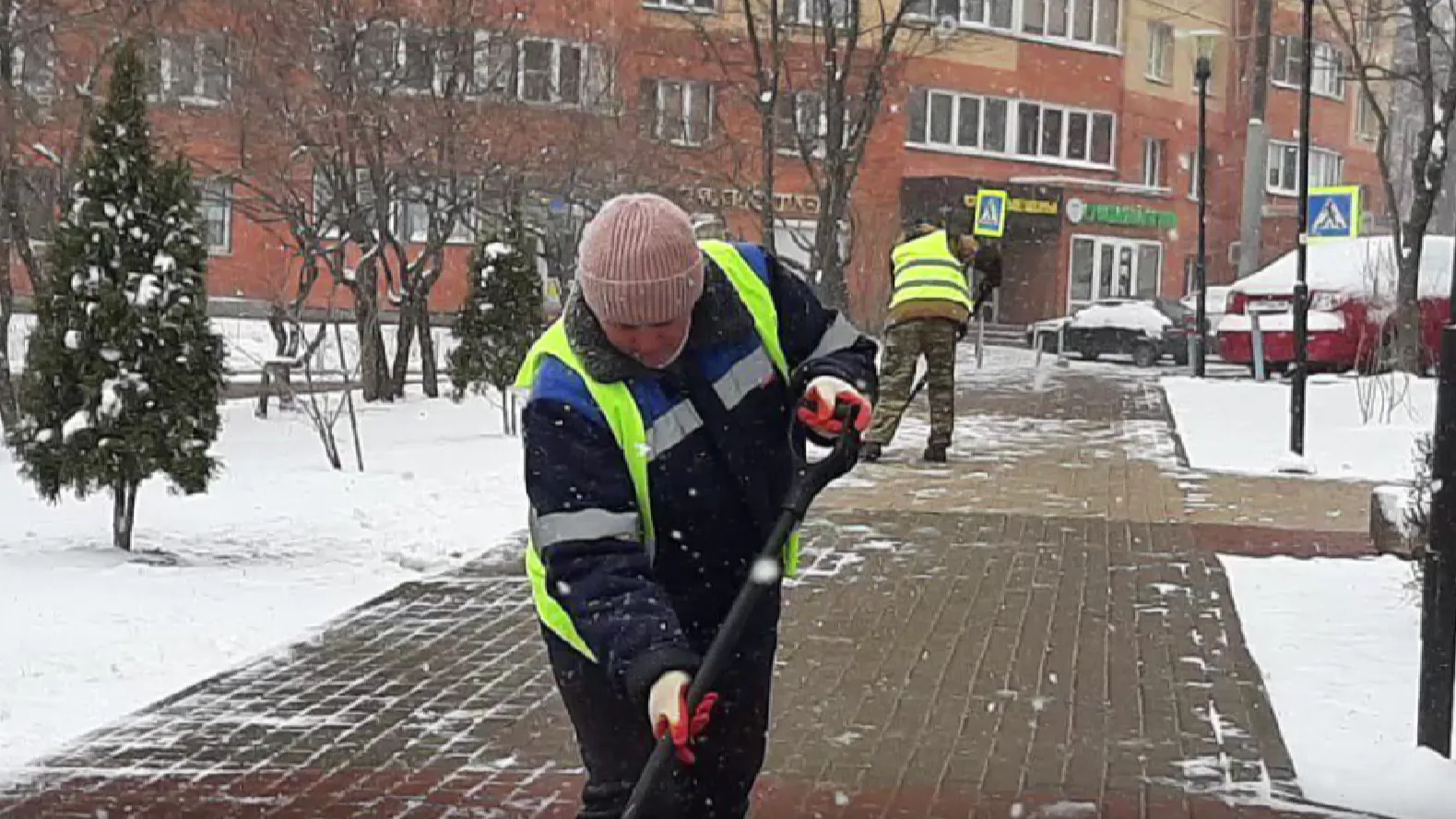 Последствия снегопада устраняют и на сельских территориях в Мытищах