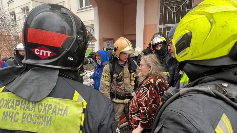 20 человек спасли при пожаре на севере Москвы