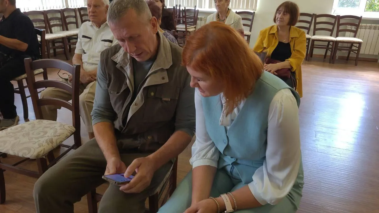 Истринские долголеты освоили навыки пользования приложением «Умная платежка»