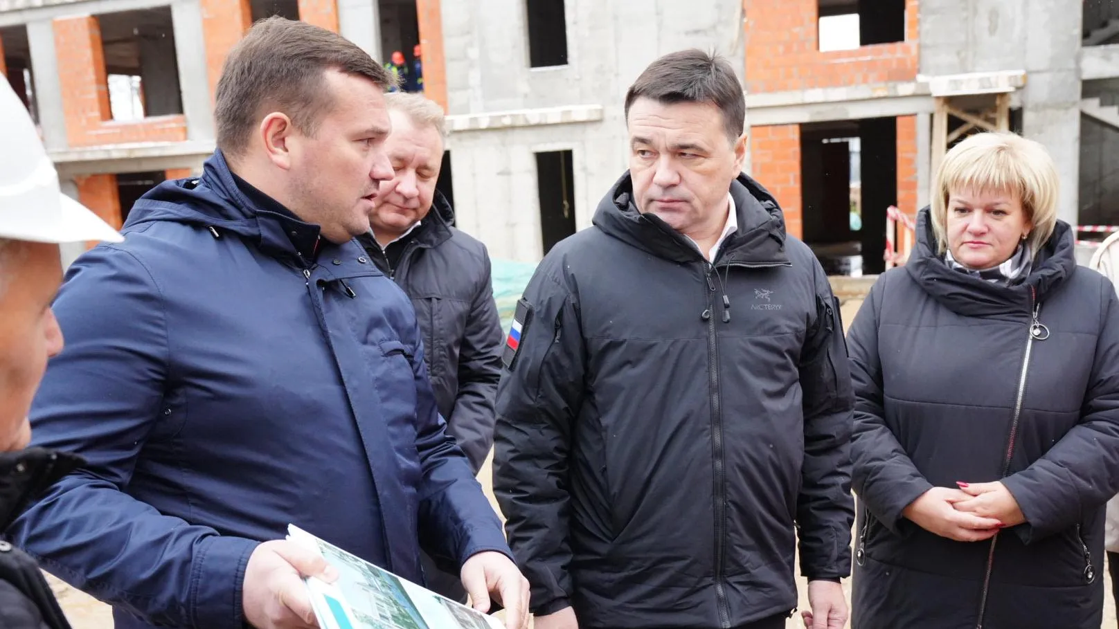 Воробьев проверил ход строительства больнично‑поликлинического комплекса в Хотькове