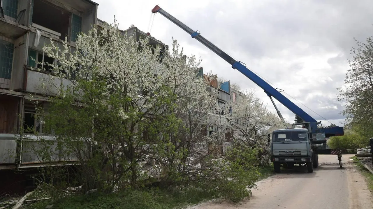 Аварийный многоквартирный дом начали сносить в Волоколамске