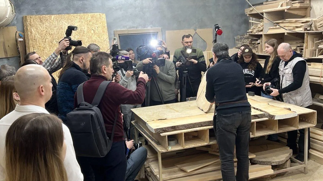 Главную новогоднюю ель из Подмосковья переработают в сувениры и хоккейные клюшки