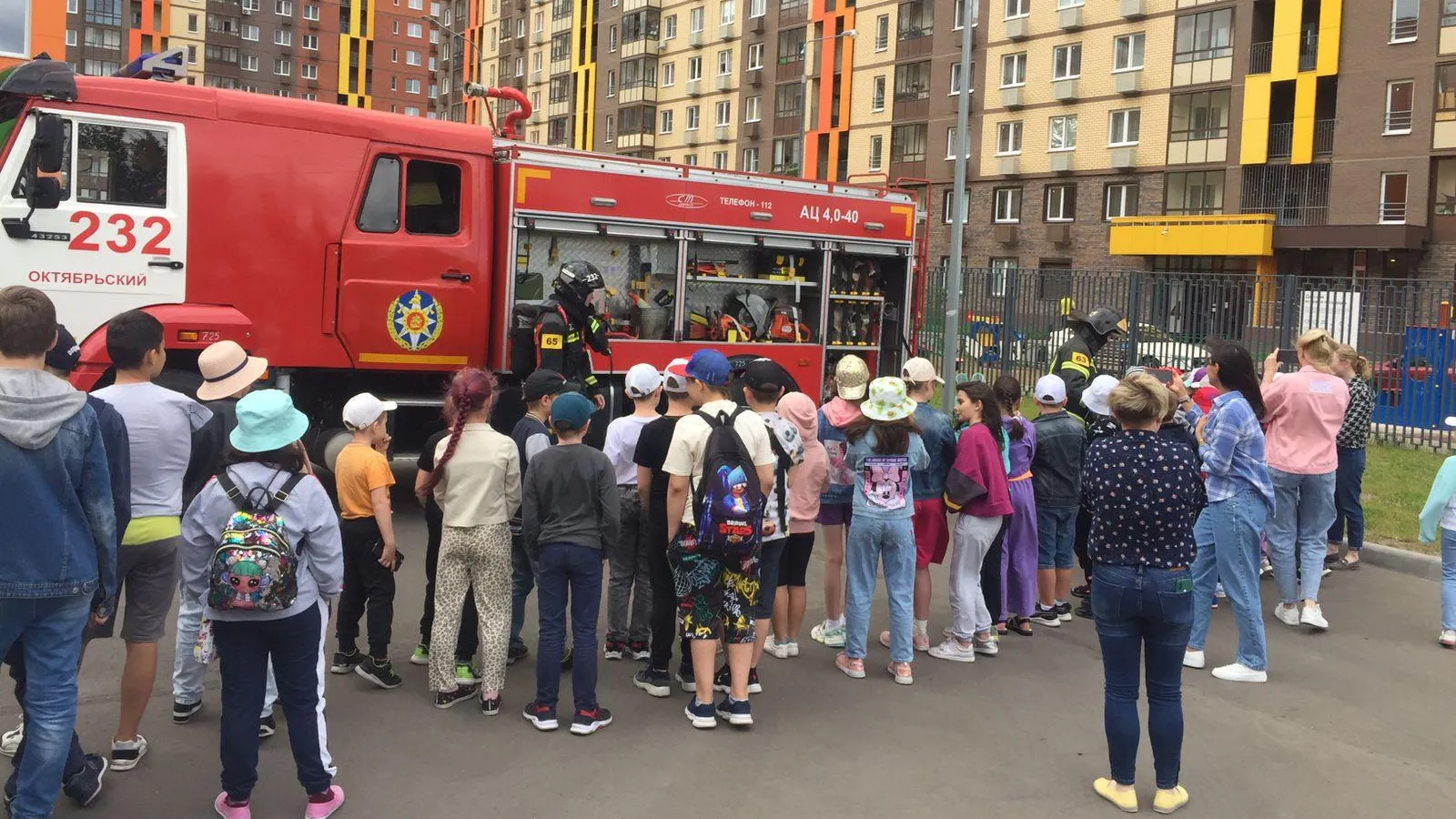 Школьникам Люберец показали пожарный инвентарь