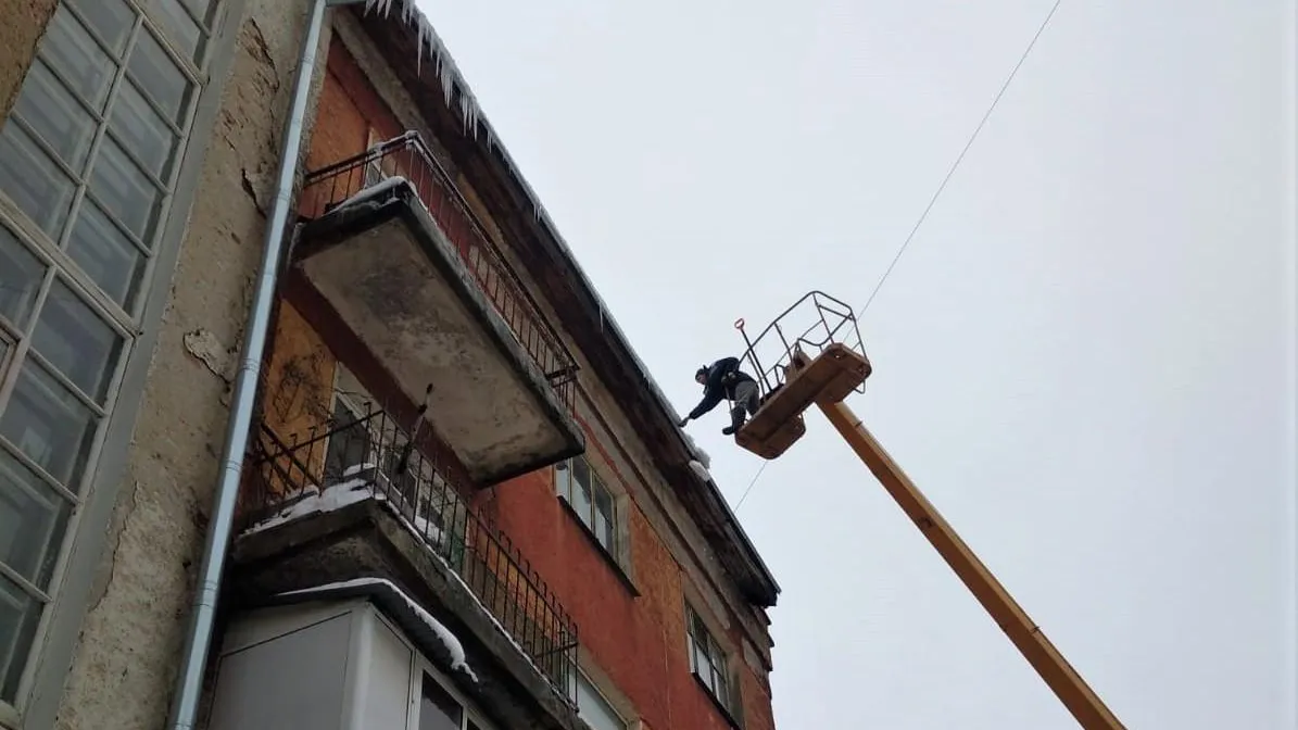 В Подмосковье инспекторы проверили очистку кровель от сосулек