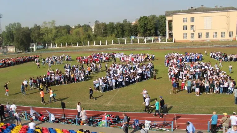 Участники спортивного флешмоба выстроились в цифру 395 на праздновании в Люберцах