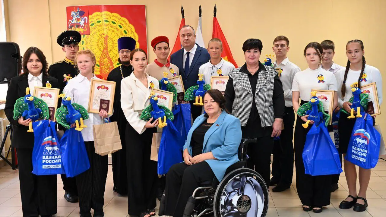В Серпухове подросткам торжественно вручили паспорта