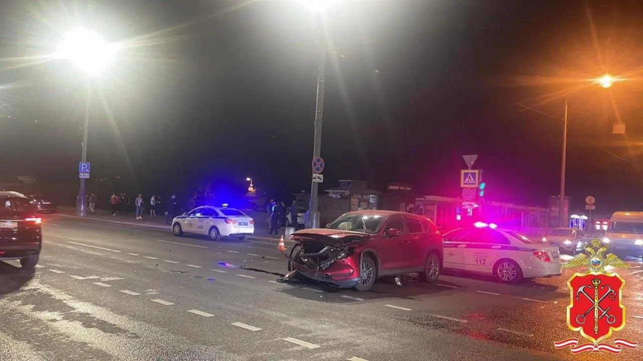 В результате аварии в Петербурге BMW давила людей на тротуаре и влетела в ларек