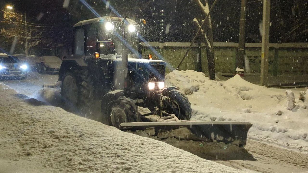 В Жуковском круглосуточно убирают снег после сильного снегопада